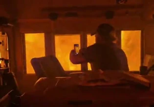 Η τρομακτική στιγμή που τρένο περικυκλώνεται από την φωτιά που κατακαίει το Οντάριο του Καναδά [βίντεο]
