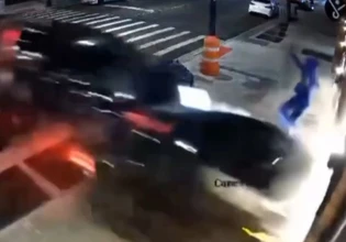 Νέα Υόρκη: Τρομακτικό τροχαίο με δύο ΙΧ που καρφώνονται σε κτίριο – Γλύτωσε πεζός