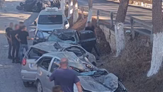 Κρήτη: Αυτοκίνητο σε τρελή πορεία πήρε σβάρνα σταθμευμένα ΙΧ και ανετράπη – Σώοι οι τρεις επιβαίνοντες