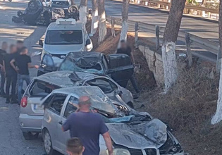 Κρήτη: Αυτοκίνητο σε τρελή πορεία πήρε σβάρνα σταθμευμένα ΙΧ και ανετράπη – Σώοι οι τρεις επιβαίνοντες