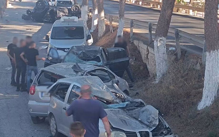 Κρήτη: Αυτοκίνητο σε τρελή πορεία πήρε σβάρνα σταθμευμένα ΙΧ και ανετράπη – Σώοι οι τρεις επιβαίνοντες