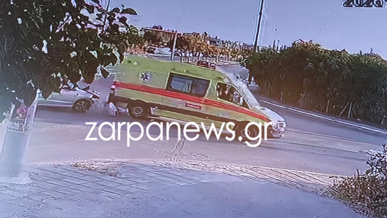Η στιγμή που τουμπάρει το ασθενοφόρο μετά τη σύγκρουση με ΙΧ στα Χανιά – Σοκαριστικό βίντεο