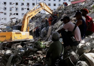 Βενεζουέλα: Σεισμοπαθείς ψάχνουν ακόμα δικούς τους στα συντρίμμια ενώ οι ξένοι διασώστες φεύγουν