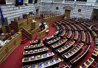 Υπερψηφίστηκε το νομοσχέδιο για ίση αμοιβή μεταξύ ανδρών-γυναικών και ένταξη στα ΒΑΕ των υγειονομικών
