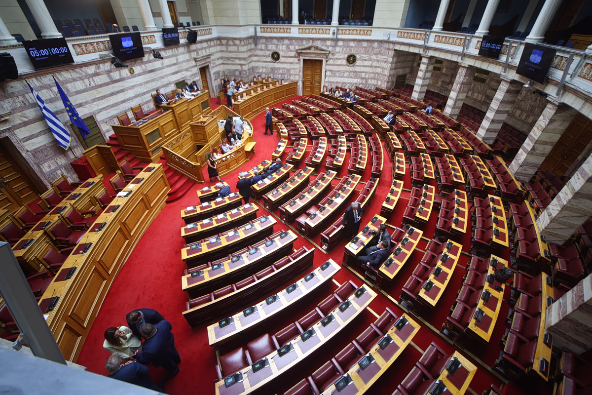 Βουλή: Σε πολιτική απομόνωση η κυβέρνηση στη Συνταγματική Αναθεώρηση  – «Παρών» η Μπακογιάννη στην θητεία του ΠτΔ