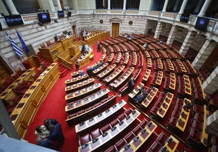 Βουλή: Σε πολιτική απομόνωση η κυβέρνηση στη Συνταγματική Αναθεώρηση  – «Παρών» η Μπακογιάννη στην θητεία του ΠτΔ