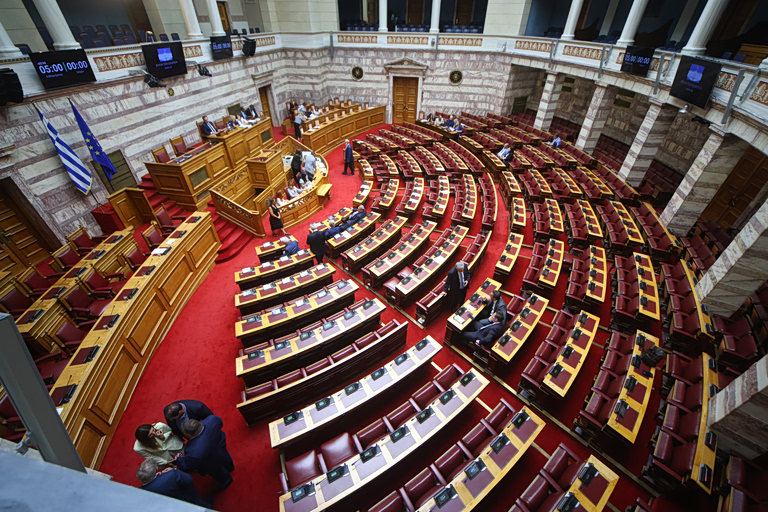 Βουλή: Σε πολιτική απομόνωση η κυβέρνηση στη Συνταγματική Αναθεώρηση  – «Παρών» η Μπακογιάννη στην θητεία του ΠτΔ