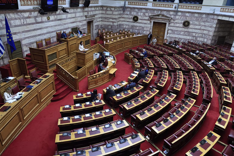 Υπερψηφίστηκε το νομοσχέδιο για ίση αμοιβή μεταξύ ανδρών-γυναικών και ένταξη στα ΒΑΕ των υγειονομικών