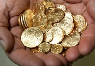 Έβγαλαν από το… σεντούκι 14.000 χρυσές λίρες