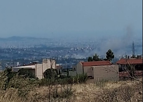 Φωτιά στις Αχαρνές – Σηκώθηκαν τρία εναέρια μέσα
