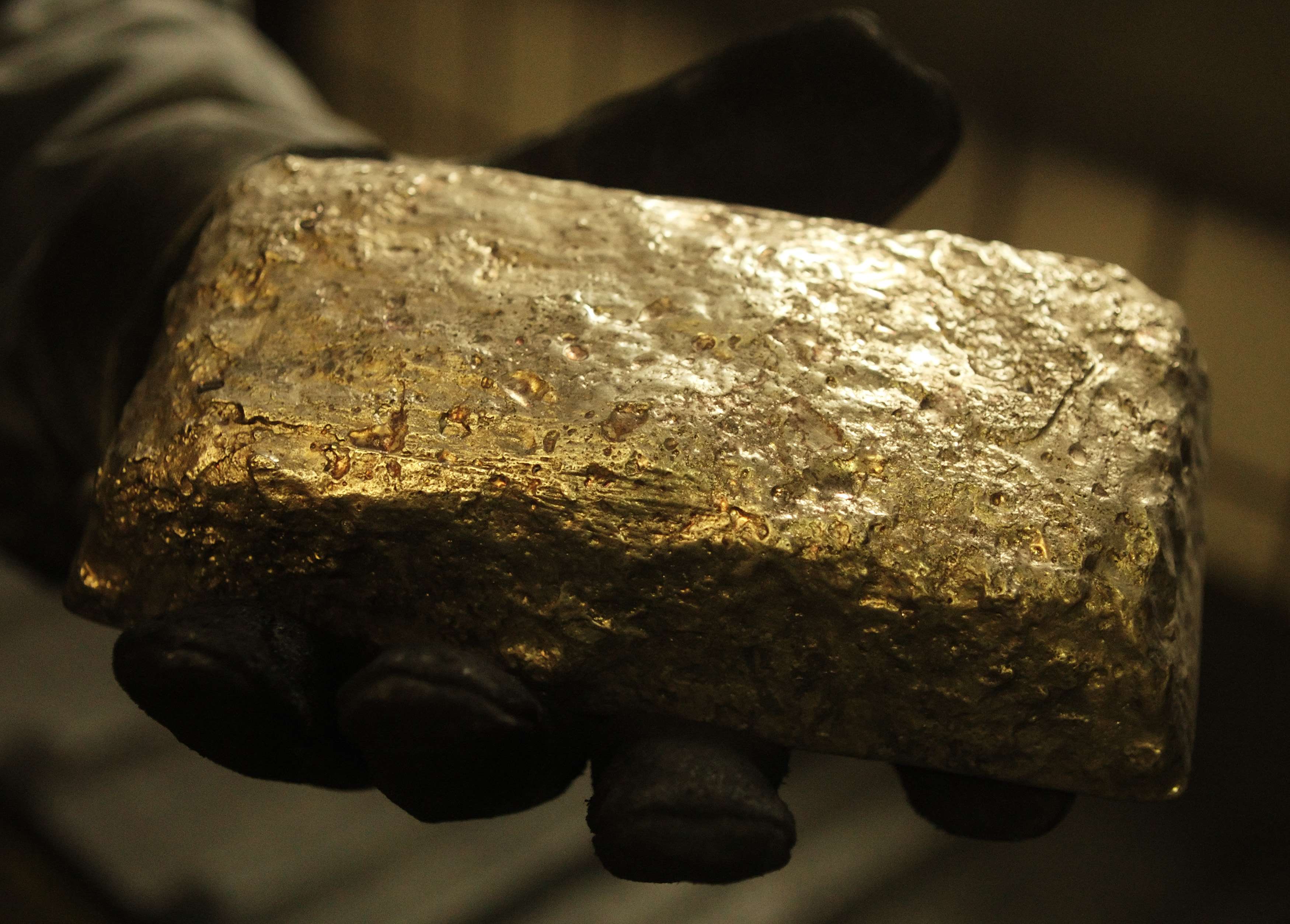 Золото это железо. Золото руда. Золото металл слиток. Кусок металла. Рудное золото.