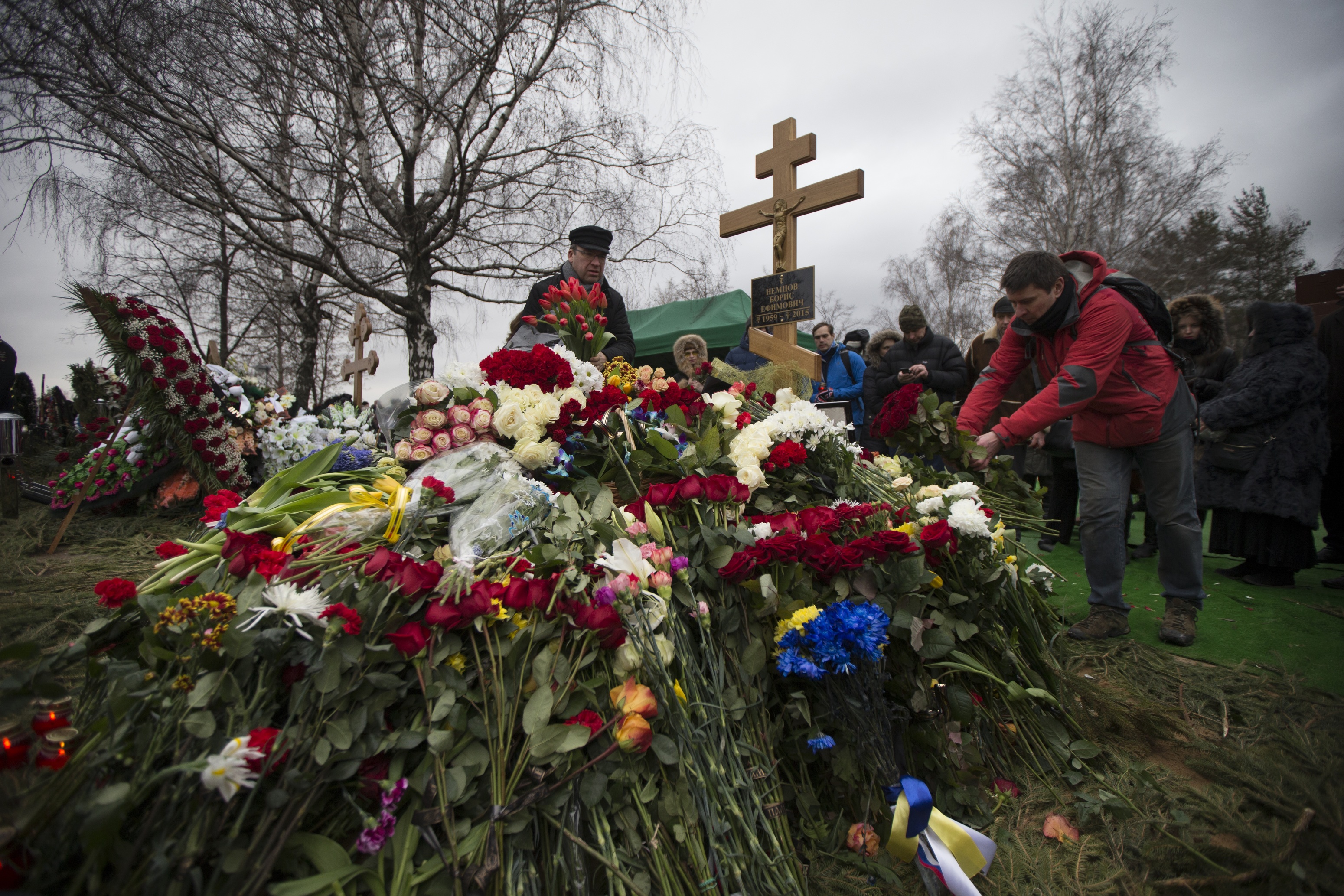 Ширвиндт похороны где похоронен. Троекуровское кладбище кладбище Бориса Немцова. Похороны Бориса Немцова.