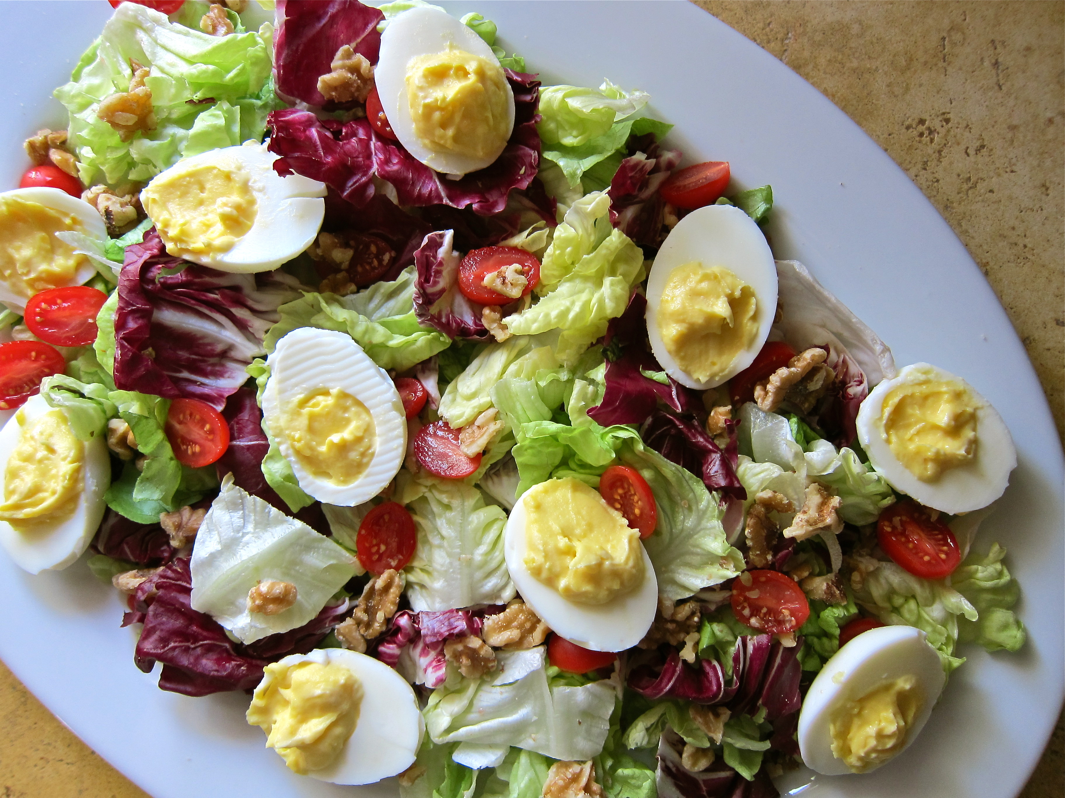 Салат с овощами и яйцом. Салат с яйцом. Овощной салат с яйцом. Летние салаты на праздничный стол. Украсить салат перепелиными яйцами.